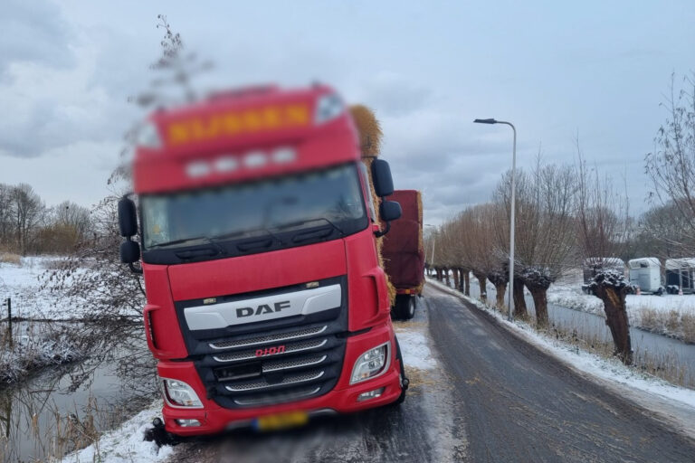 Vrachtwagen vast in berm op Bermweg