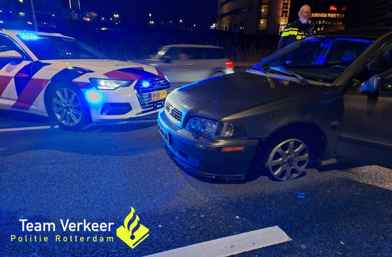 Automobilist trekt aandacht met vonkenregen en wordt klemgereden op Kralingseplein