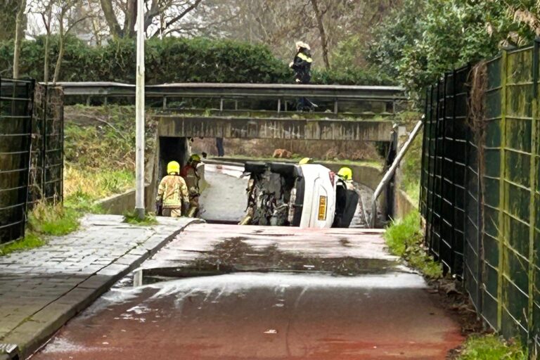 Automobilist ramt lantaarnpaal en belandt op zijkant in fietstunnel Burgemeester van Dijklaan