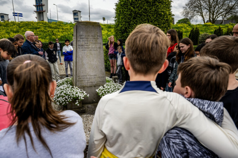 Basisschoolleerlingen bezoeken oorlogsmonument tijdens jaarlijkse kinderherdenking