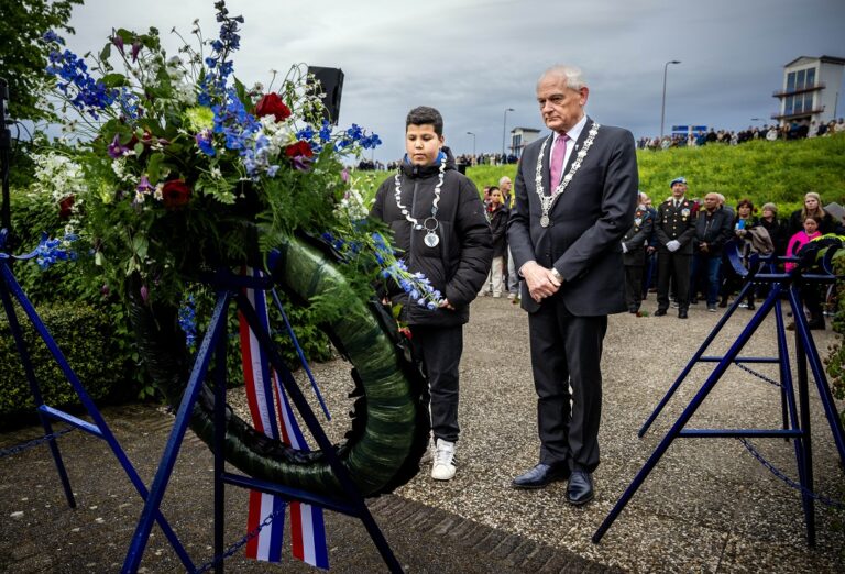 Herdenkingsbijeenkomst in Nieuwe Westerkerk en kransenlegging bij oorlogsmonument tijdens Dodenherdenking