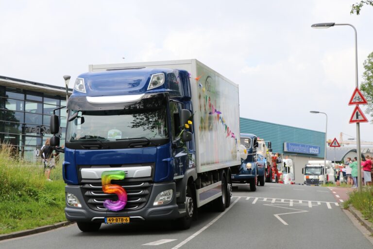 Toeterende karavaan door gemeente en regio tijdens vijfde editie Truckrun Krimpenerwaard