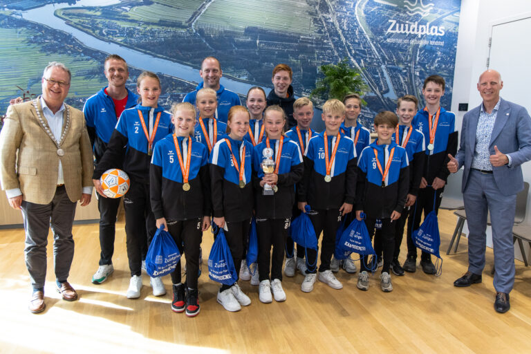 Spelers D1 van CKV Nieuwerkerk gehuldigd op gemeentehuis