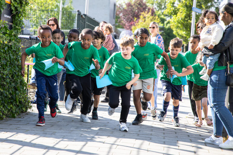 Leerlingen Montessorischool Capelle rennen voor stichting Jarige Job