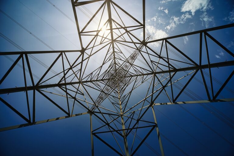 Provincie gaat investeren in stroomnet: “Er hoeft maar dít te gebeuren…”