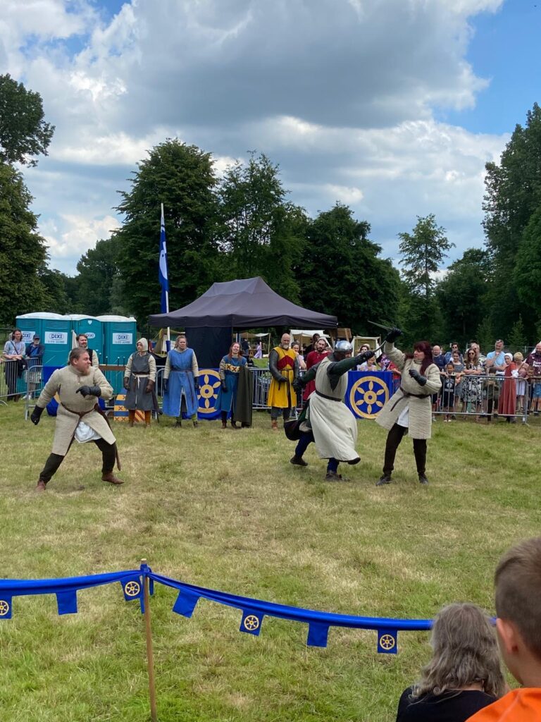Middeleeuws Festival “Dag van het Park” en warme weer trekt veel bezoekers naar Schollebos