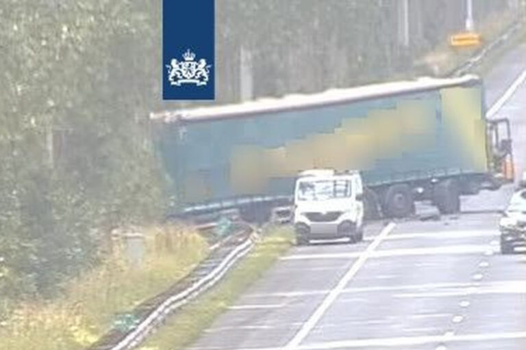 A20 richting Gouda gedeeltelijk open na ongeval met vrachtwagen