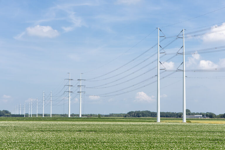 Stroomnet bereikt maximale capaciteit, nieuwe aanvragen van grootgebruikers op wachtlijst