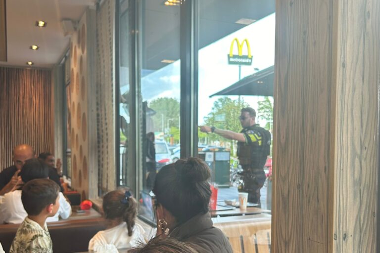 Politie ingezet door jongen met mogelijk vuurwapen bij McDonald’s