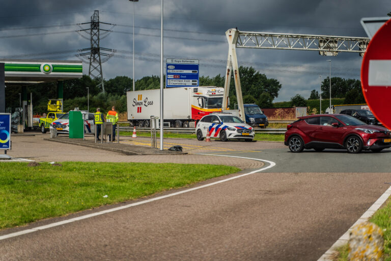 Gewonde na aanrijding bij tankstation langs A20