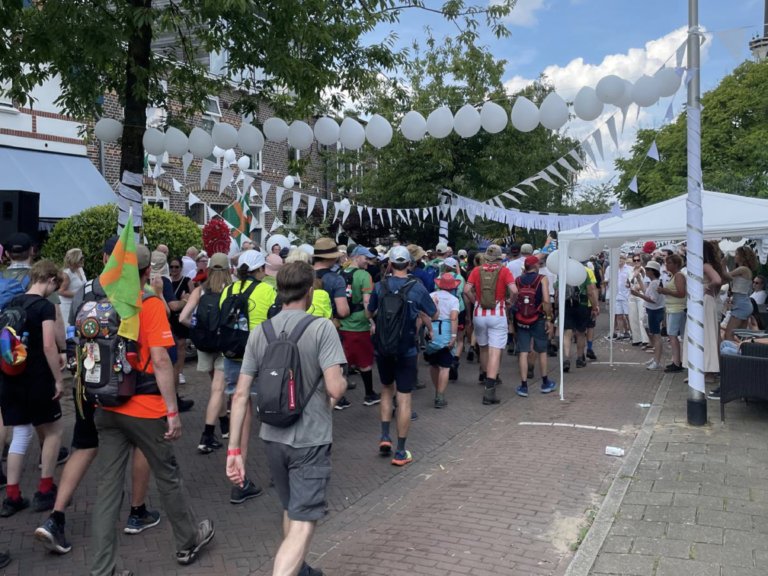 Cees uit Capelle loopt Vierdaagse: ‘Wij hebben het nooit zo zwaar als de mensen die ALS hebben’