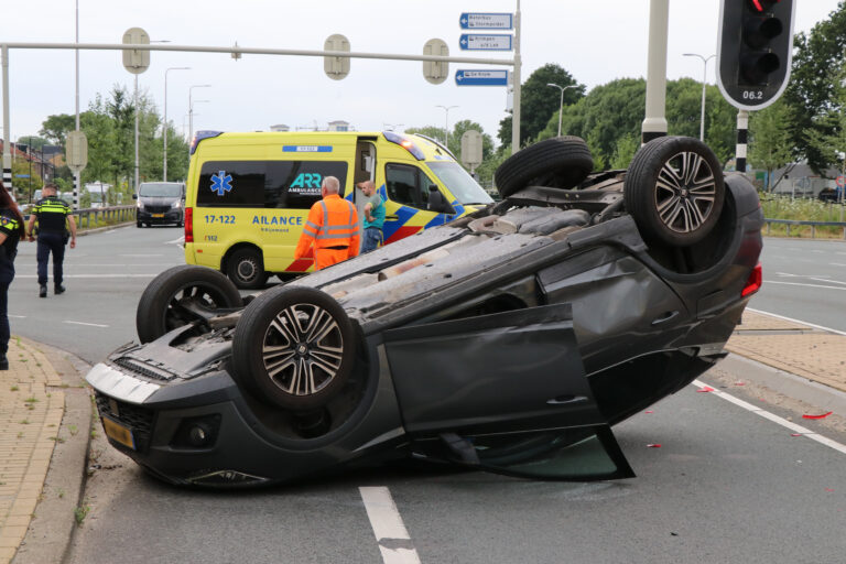 Auto slaat over de kop op C.G. Roosweg (N210) na vermeende verkeersruzie