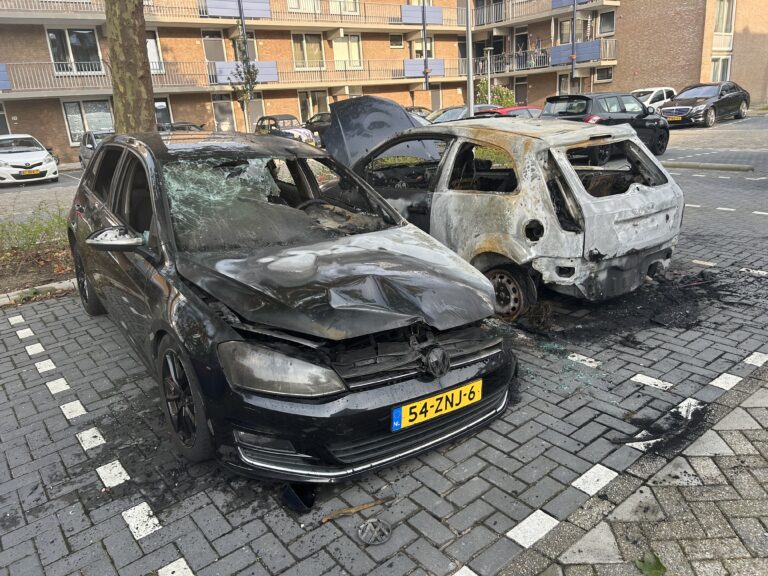 Voor tweede nacht op rij auto’s afgebrand op Evoluon in Capelle aan den IJssel