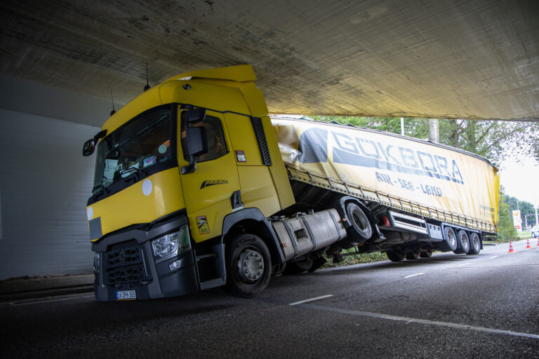 Vrachtwagen ramt spoorbrug over Hoofdweg