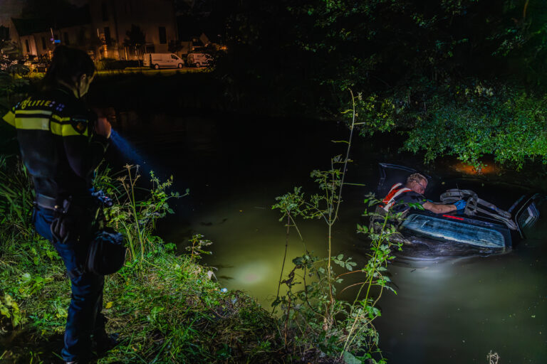 Jongens raken met auto te water en slaan op de vlucht