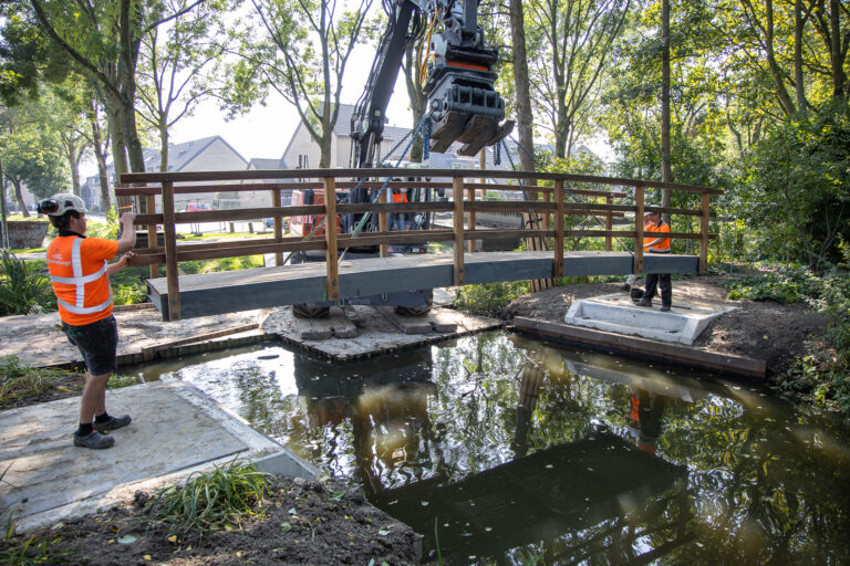 [VIDEO] Wethouder Zijlstra plaatst brug in Nieuwerkerk, in totaal veertien bruggen vervangen