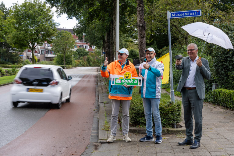 Wethouder meet snelheid in kader Maand van de Veilige Schoolomgeving