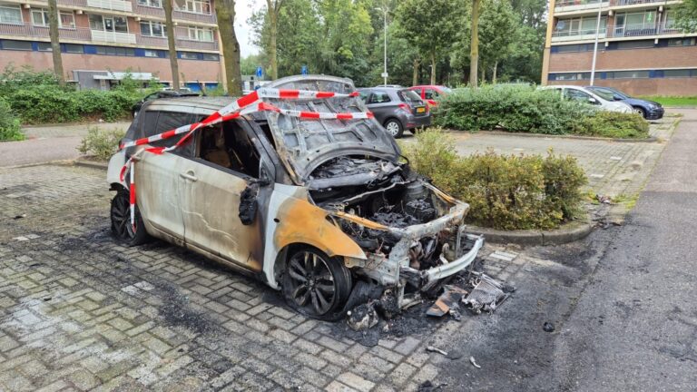 Auto verwoest door brand aan Reviusrondeel in Capelle, twee verdachten weggevlucht