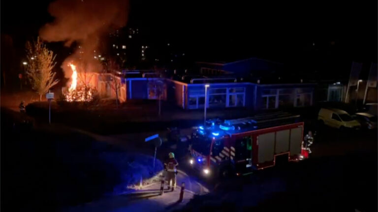 [VIDEO] Brandweer blust meerdere brandjes in wijk Capelle-Schollevaar