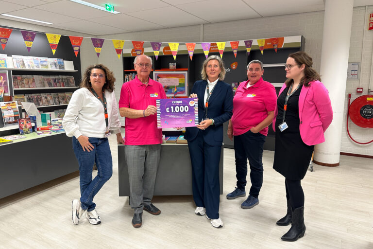 Regenboognetwerk Krimpen schenkt cheque aan bibliotheek