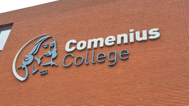 Docent Comenius College krijgt ‘rake klappen’ en ontslag na ongepaste berichten aan leerling