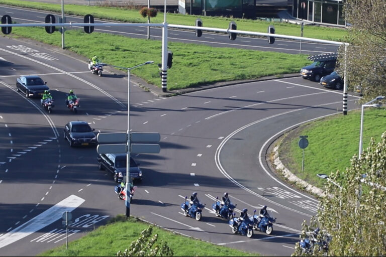 Konvooi met Politie- en Marechaussee-begeleiding trekt aandacht