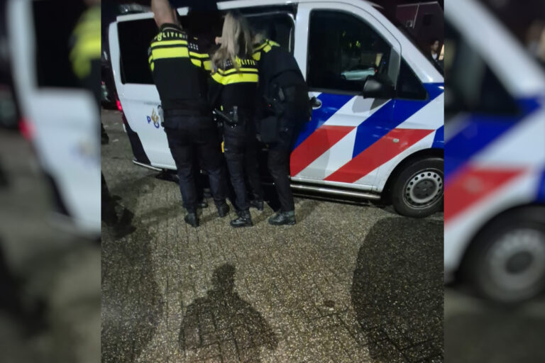 Politie houdt vechtersbazen aan op Stormpolder