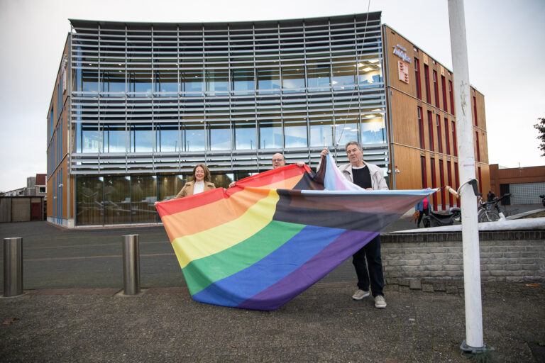 Regenboogvlaggen, Comedy Café en wethouder als drag queen tijdens Coming Out Day