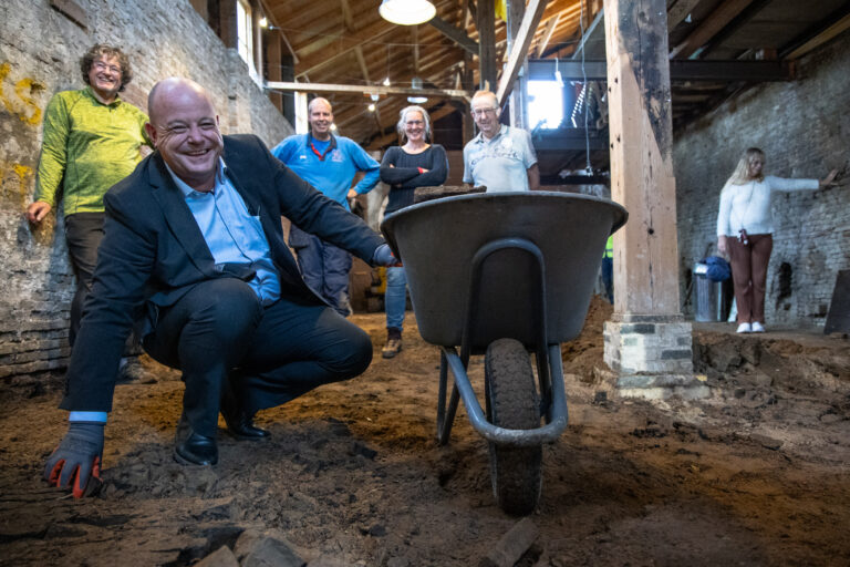 Verbouwing turfschuur bij steenovens Klein Hitland van start