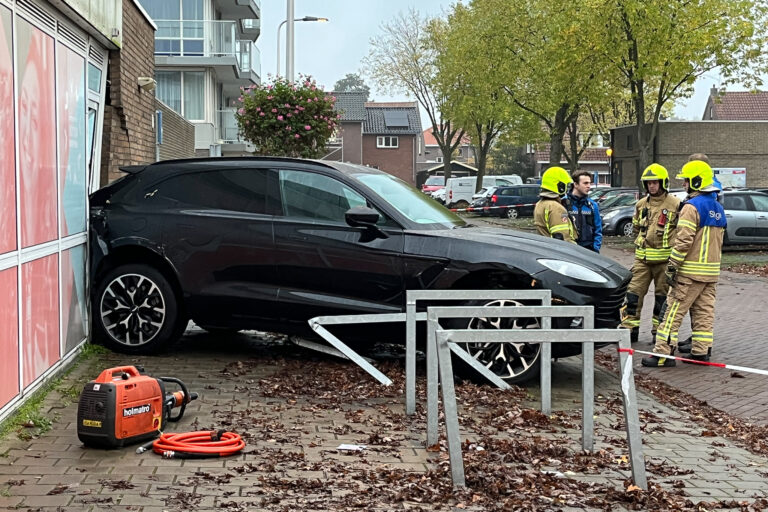 Auto ramt muur winkelcentrum Crimpenhof