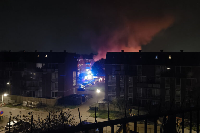 Drie geparkeerde auto’s uitgebrand aan Het Steen in Capelle aan den IJssel