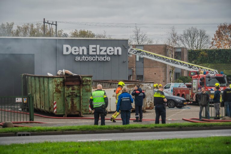 Forse brand bij autoschadebedrijf aan Hoofdweg