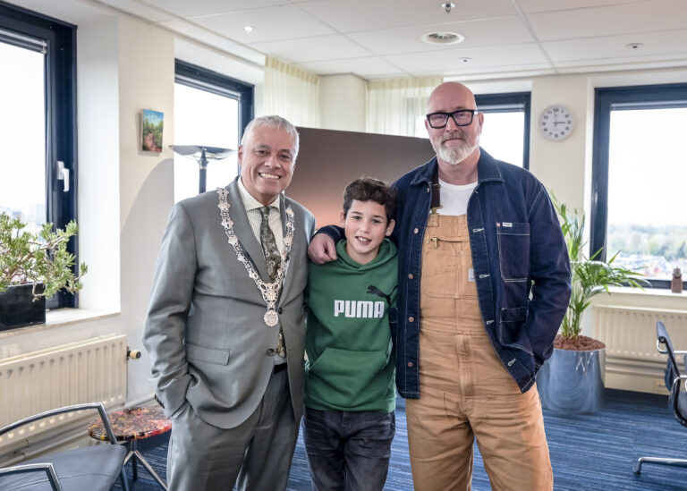 Burgemeester bedankt jonge Dayo (12) voor reddingsactie bij onwelgeworden automobilist