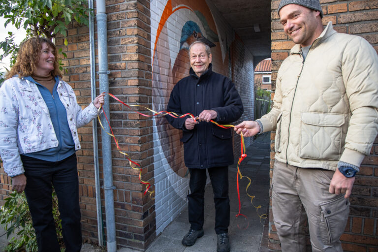 Bijzondere muurschildering aan Goudenregenstraat onthuld