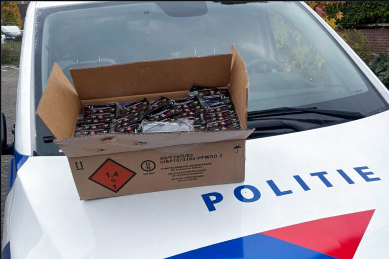 Politie neemt illegaal vuurwerk in beslag dat lag opgeslagen in schuur in woonwijk