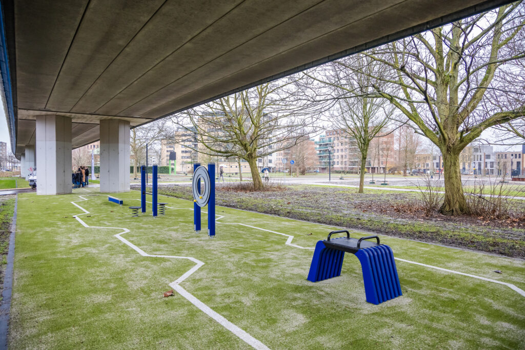 Onder het metrospoor zijn allerlei beweegtoestellen geplaatst