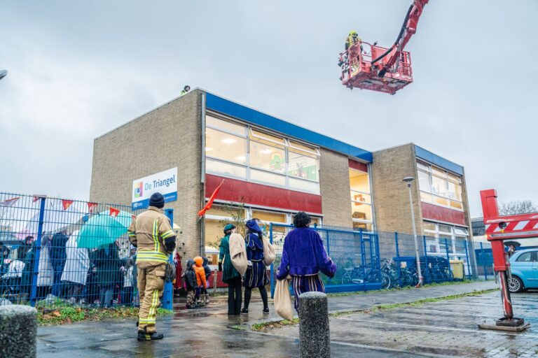 Piet vast op dak De Triangel, brandweer schiet te hulp