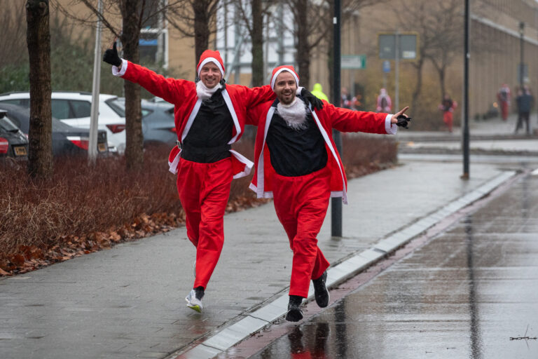 Kerstmannen trotseren regen tijdens Santa Run