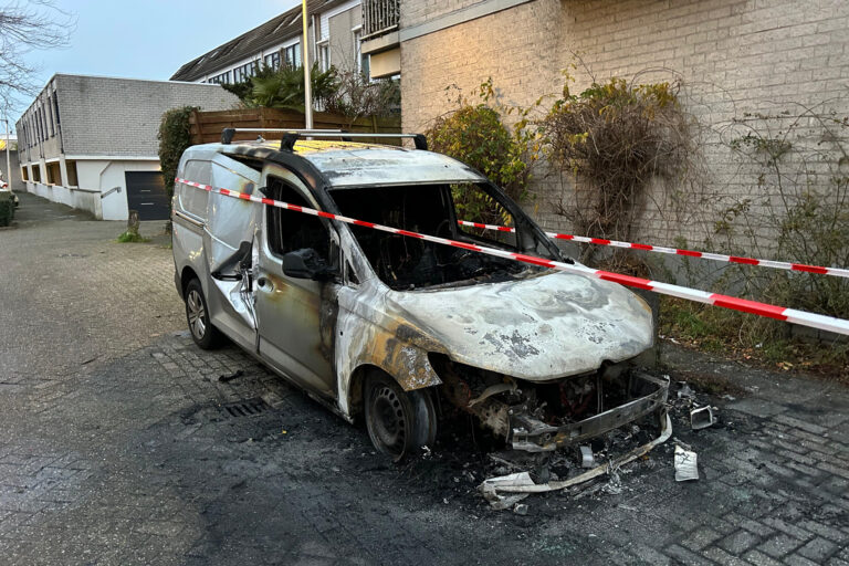 Bestelwagen brandt uit op Bazuin in Capelle
