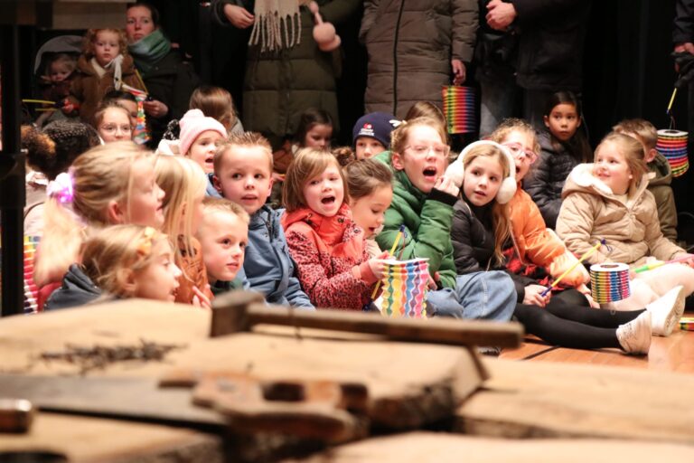 Fotoverslag | Kerstwandeling met lichtjes langs Bijbelse taferelen