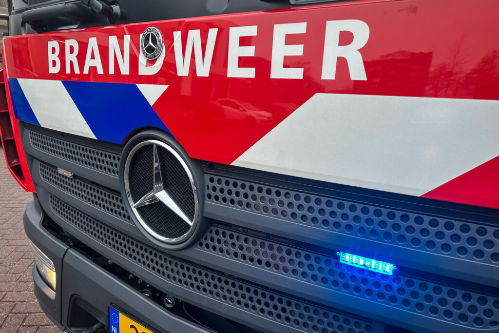 Vrachtwagen in brand op A16, snelweg dicht