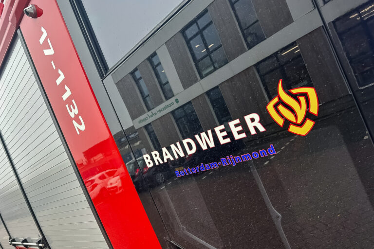 Brandweer blust brand op dak flat aan Vijverlaan