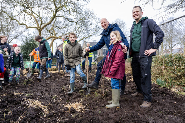 Scouts en wethouder planten eerste bomen Tiny Forest