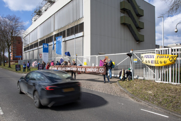 [VIDEO] Extinction Rebellion voert actie bij energiecentrale RoCa