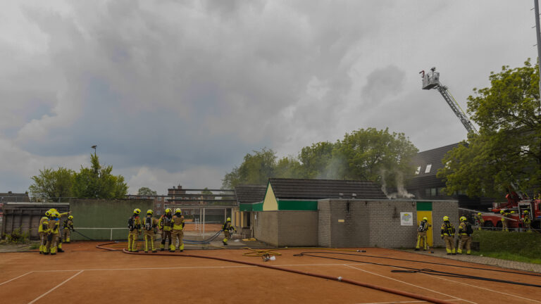 Voormalig sportgebouw in Zevenhuizen in brand, brandstichting niet uitgesloten