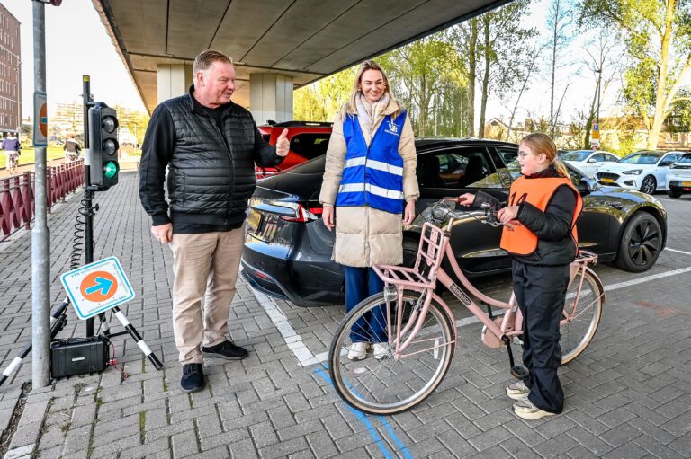 [VIDEO] Basisschoolleerlingen doen verkeersexamen: ‘belangrijk dat kinderen veilig door verkeer fietsen’