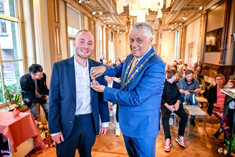 Drie vrijwilligers lokale omroep onderscheiden: “echt heel leuk”