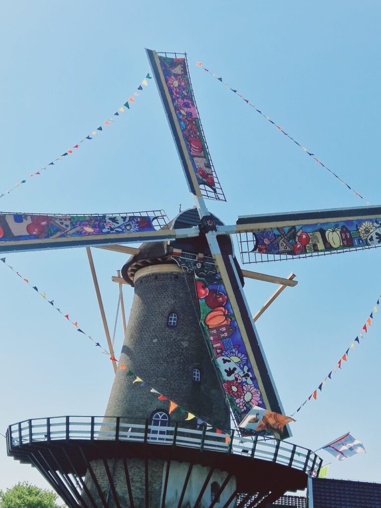 Zeilen van Molen Kortenoord wieken gekleurd met “80 jaar Vrijheid”