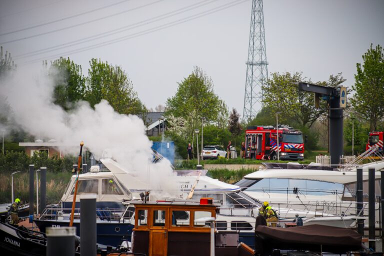 Recreatieboot in brand in jachthaven Zandrak