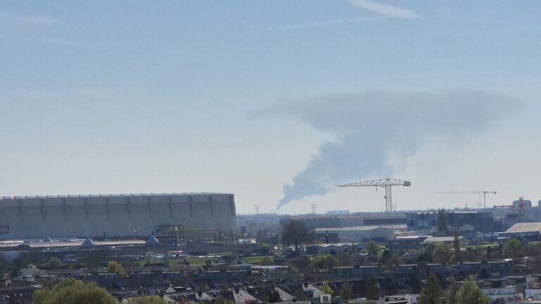Update | Rookwolken aan horizon vanaf Shell in Moerdijk